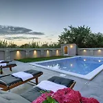 In With Private Pool فيلة Valbandon