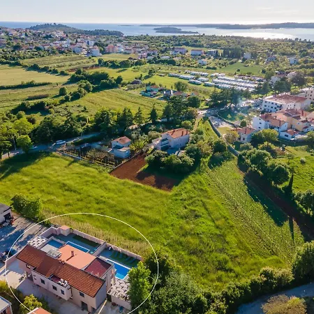 Villa In With Private Pool Valbandon