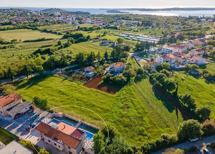 Villa In With Private Pool Valbandon