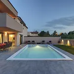 Βίλα In With Private Pool