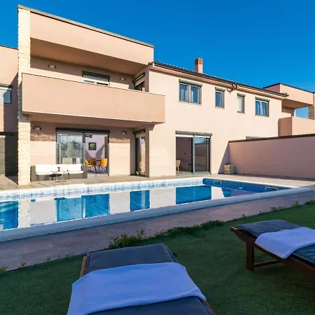 Super Modern With Private Pool *