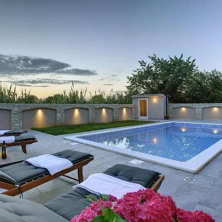 Super Modern With Private Pool Villa Valbandon