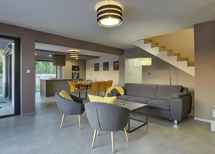 Βίλα In With Private Pool Valbandon