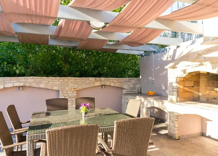 Βίλα In With Private Pool Valbandon